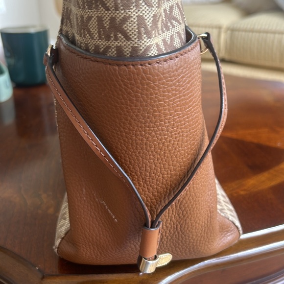 Michael Kors Voyager Tote Bag - Picture 7 of 8